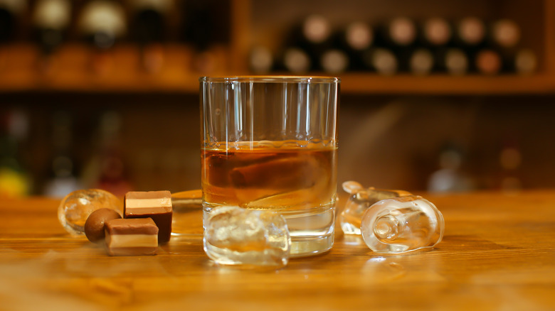 whiskey with pieces of chocolate