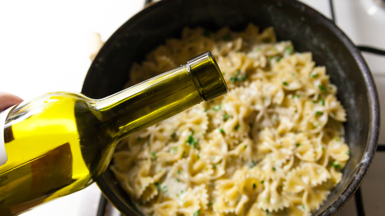 adding white wine to alfredo pasta