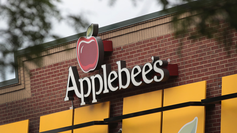 Exterior of an Applebee's resturant
