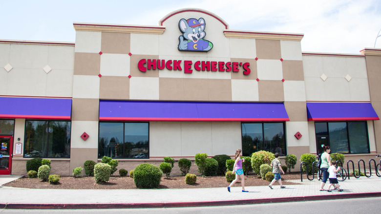 Chuck E Cheese pizza