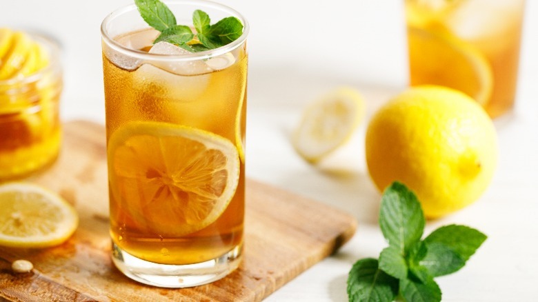 Iced tea with lemon and mint