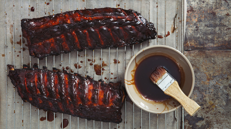 ribs and barbecue sauce