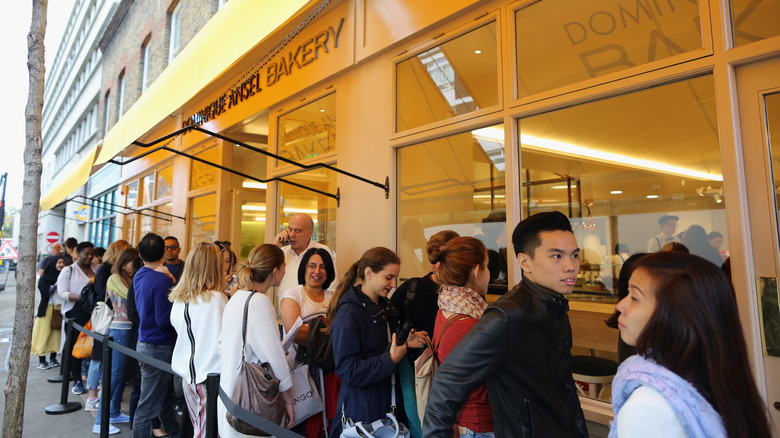 people waiting in line for Cronuts