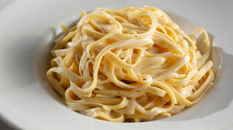 bowl of fettuccine alfredo