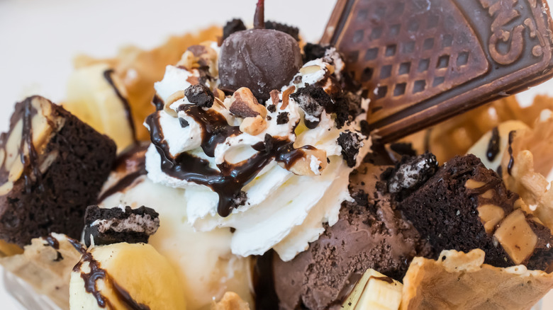 Hot fudge sundae with nuts 