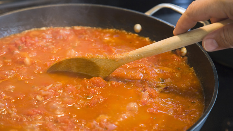 cooking tomato sauce