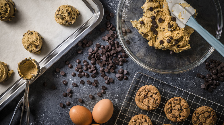 Overview of cookie dough with baked cookies 