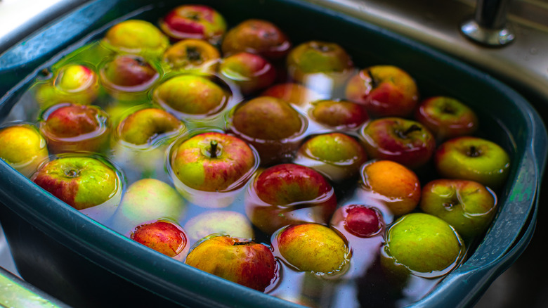 apples in water