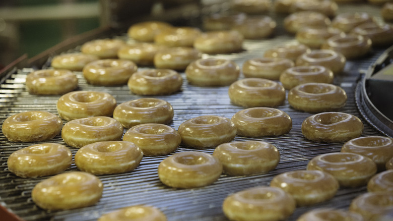 Conveyor belt of doughnuts