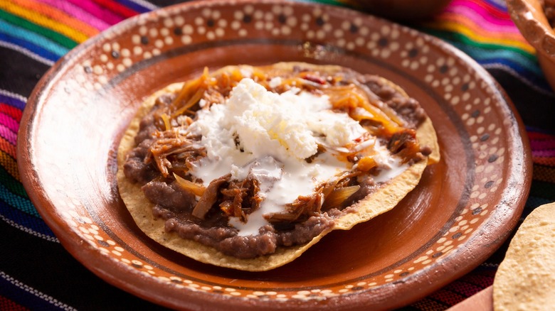 Tostada with beans and meat