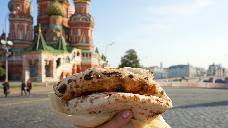 eating pizza in front of the Kremlin