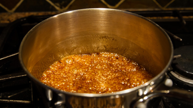 caramel popcorn in pan