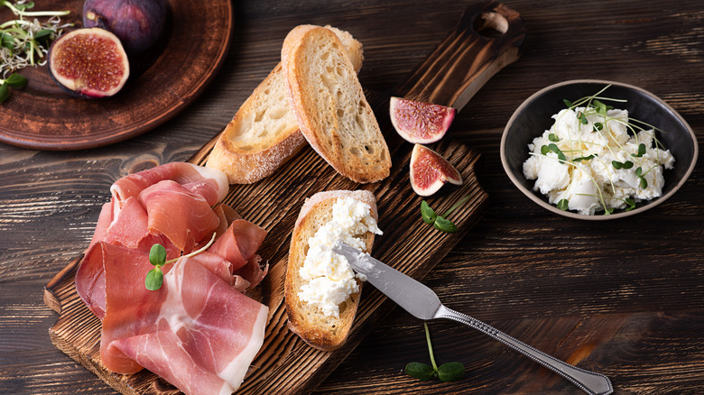 ricotta with meat, bread, figs