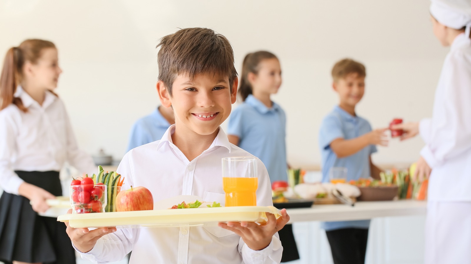 They have lunch at school. Детские питание. Обед в год. Перекус картинка для детей. Мониторинг школьного питания.