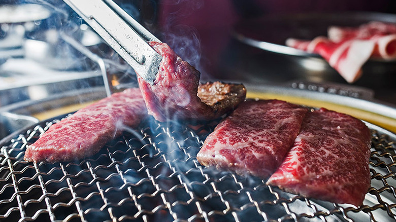 https://www.tastingtable.com/img/gallery/why-sear-meat-locking-in-juices-food-myths/searing-meat-does-not-actually-lock-in-juices-1640792445.jpg
