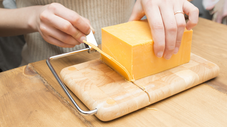 Wire cheese slicer