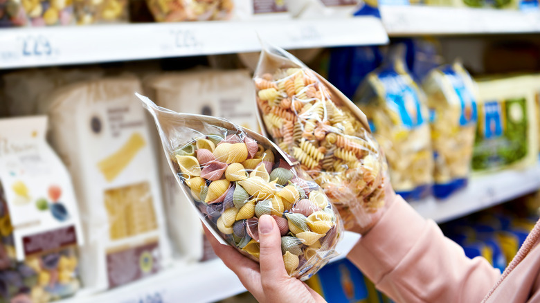 Shopper with pasta