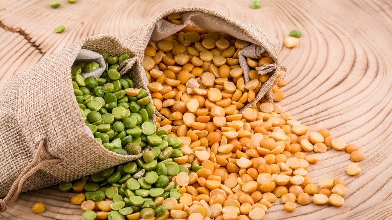 Yellow and green split peas