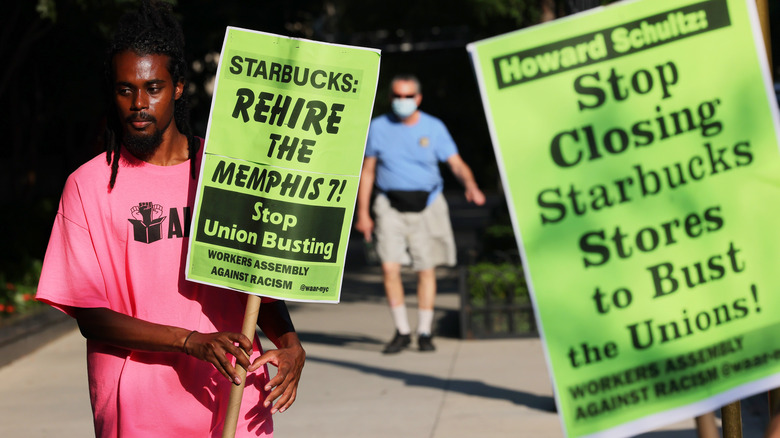 Starbucks pro-union protestors