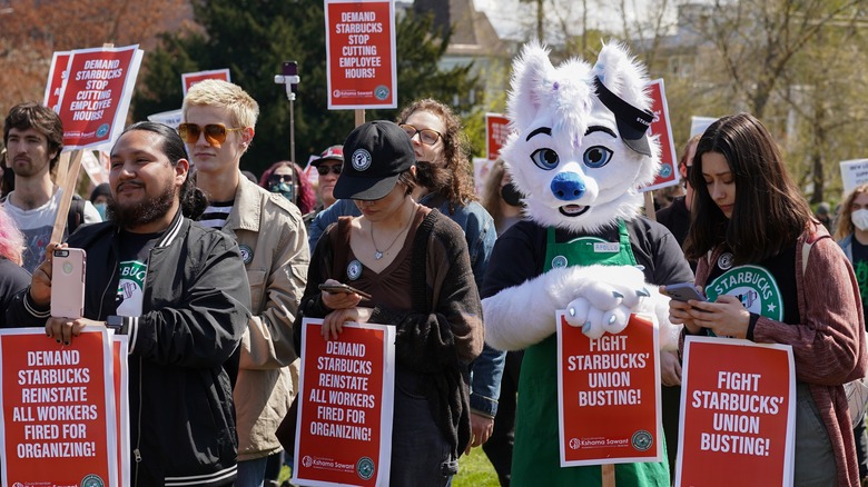 Protesters calling for Starbucks to unionize