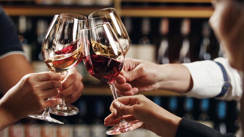 Group of foodies clinking wine glasses