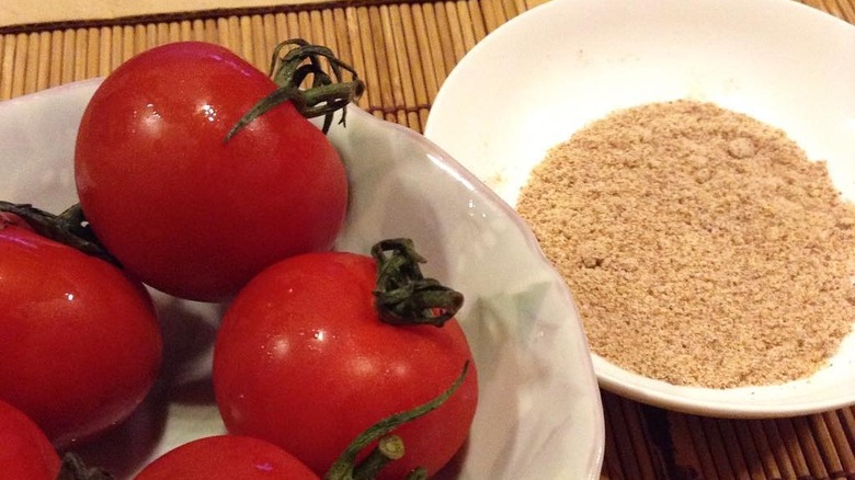 Plum powder served with fresh tomato