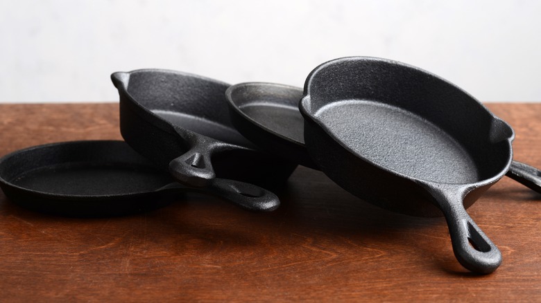 https://www.tastingtable.com/img/gallery/why-the-markings-on-your-griswold-cast-iron-pans-dont-matter/intro-1662732328.jpg