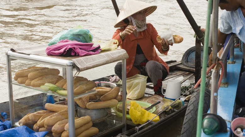 vietnamese vendor selling banh mi