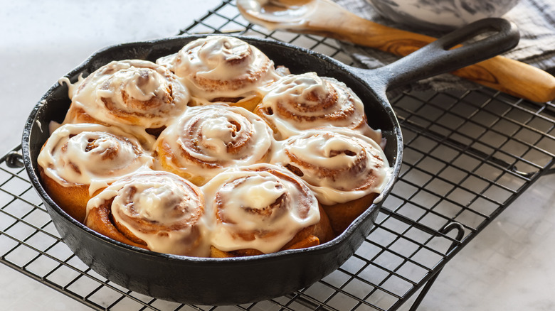 cinnamon rolls in cast iron