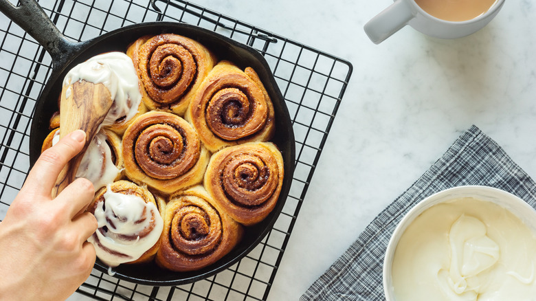 cinnamon rolls in cast iron