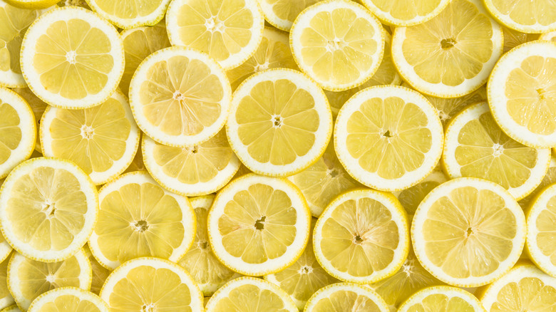 Fresh lemon slices