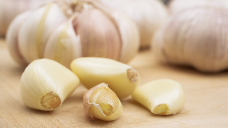 Garlic bulbs and peeled cloves