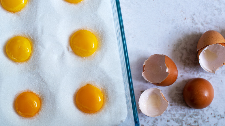 Salt-curing mixture with yolks