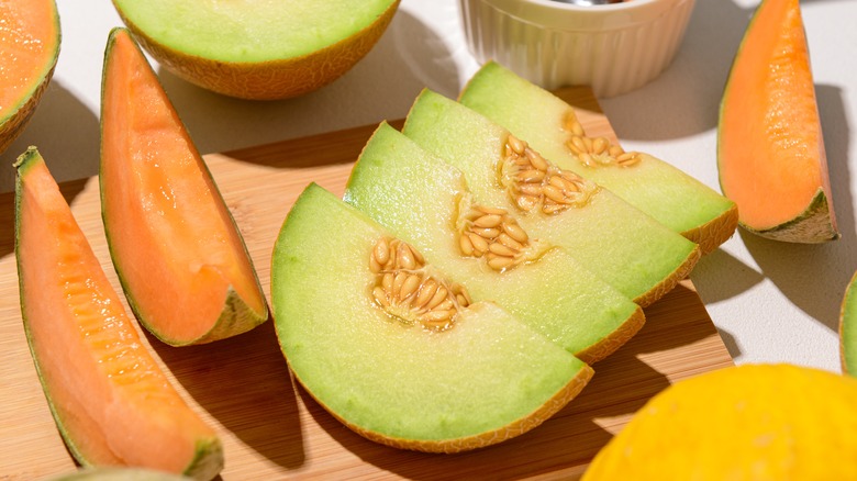 Ripe slices of cantaloupe and honeydew