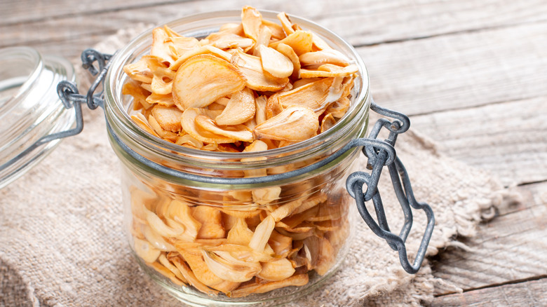 dehydrated garlic slices