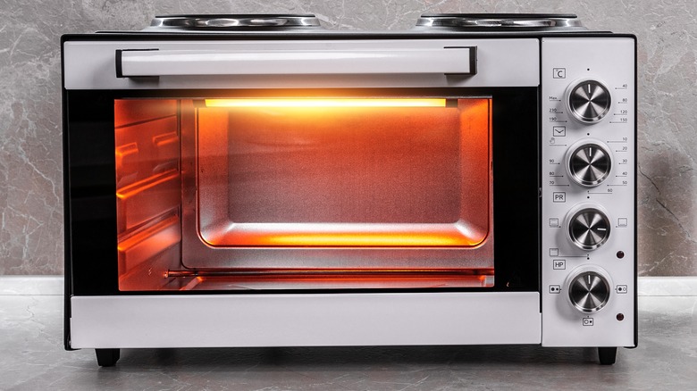 Why You Should Never Use Glass Or Ceramic Bakeware In A Toaster Oven