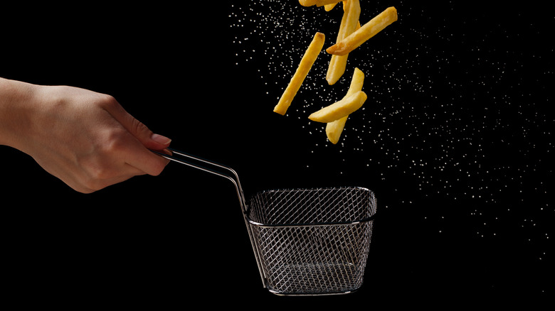 Salt and fries in air 