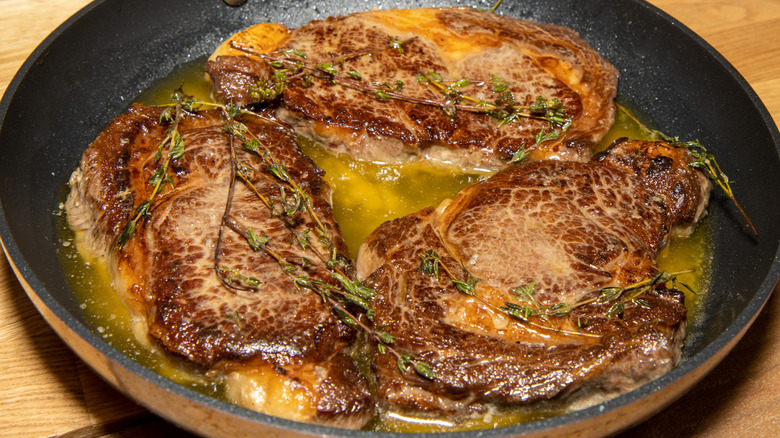 steak searing in pan 