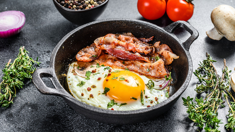 Bacon in skillet with eggs 