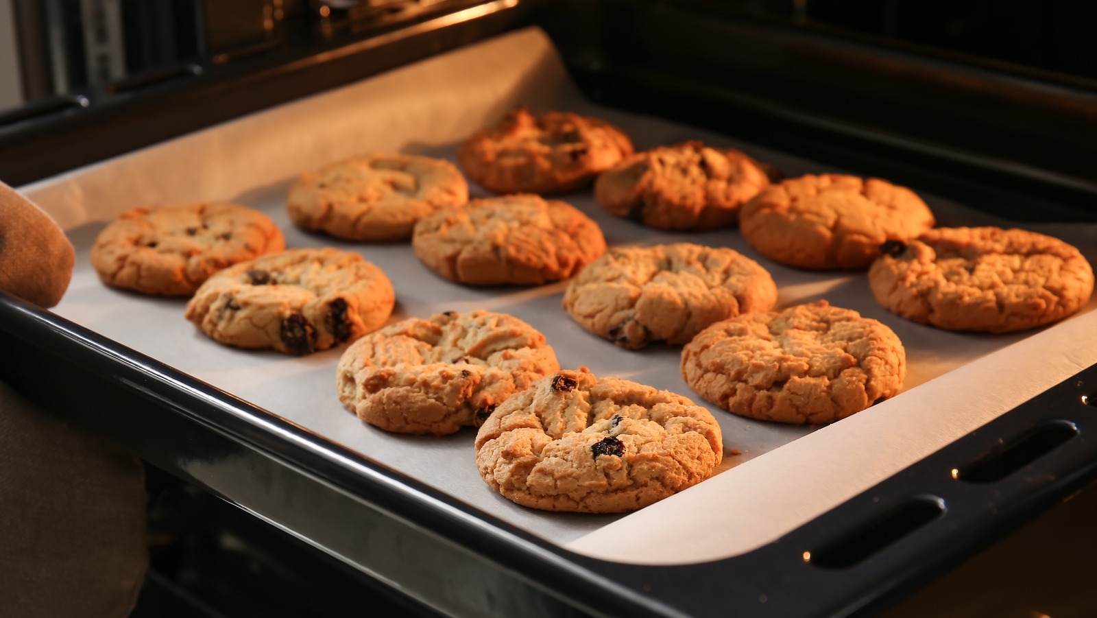 The BEST baking trays and cookie sheets for baking cookies.