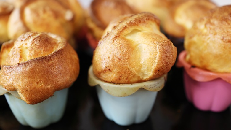 https://www.tastingtable.com/img/gallery/why-you-should-use-a-whisk-when-making-popovers/intro-1671547984.jpg