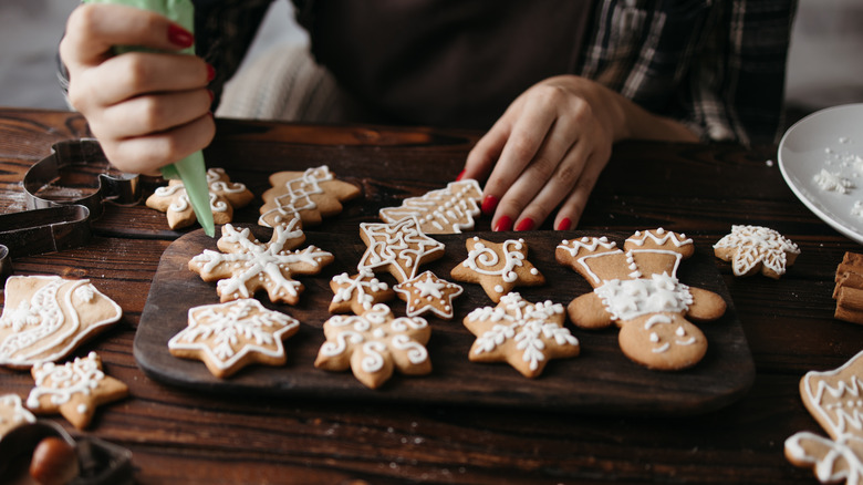 icing cookies