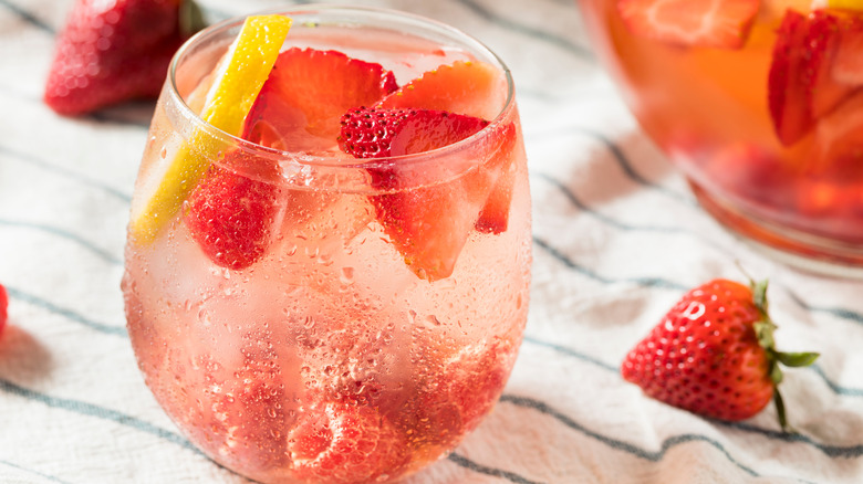 Sparkling sangria with berries