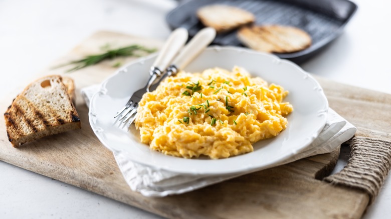 Scrambled eggs on plate with toast 