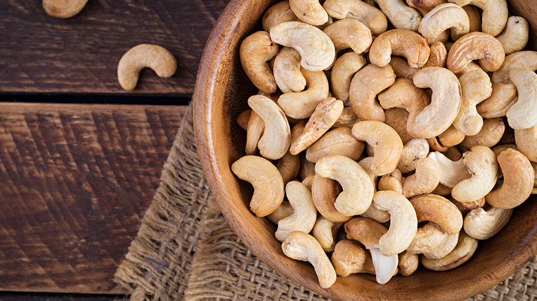 cashews in bowl