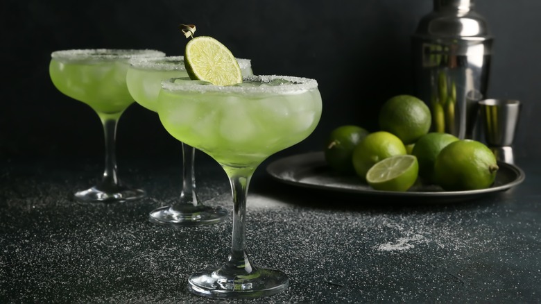 Daiquiri cocktails with limes