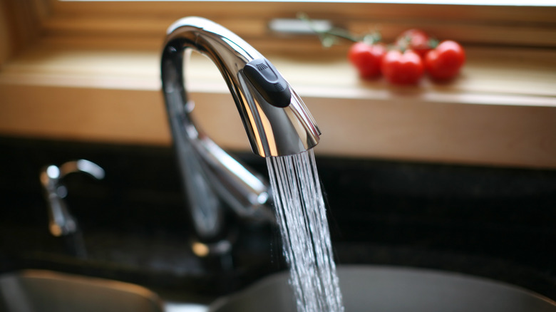 running kitchen faucet into sink