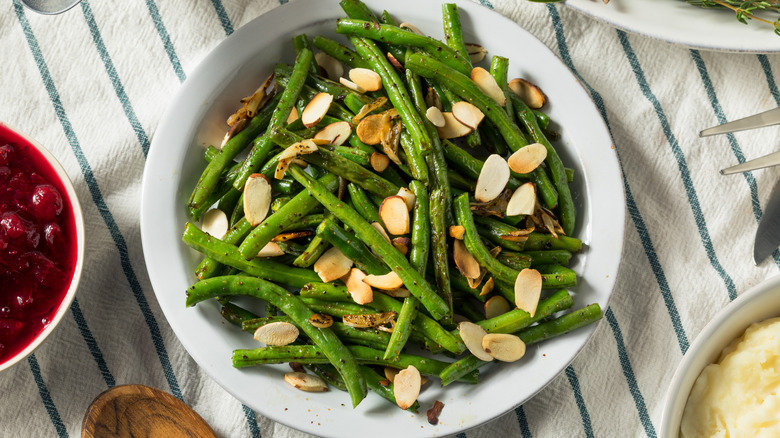 Green beans with almonds