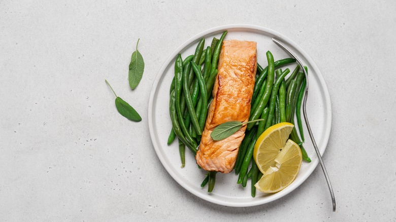 Green beans with lemon and salmon