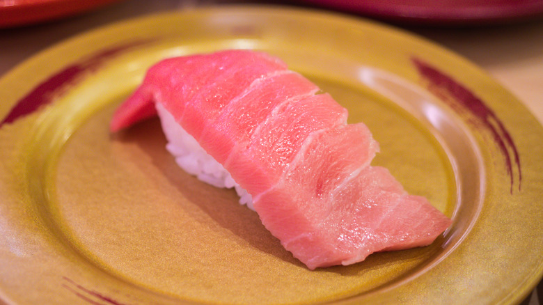 Chutoro sushi on plate 